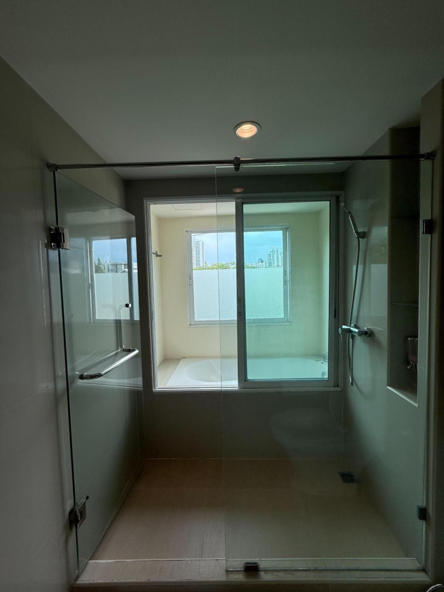 Greenview Ekkamai10 Suite Bangkok Exterior foto