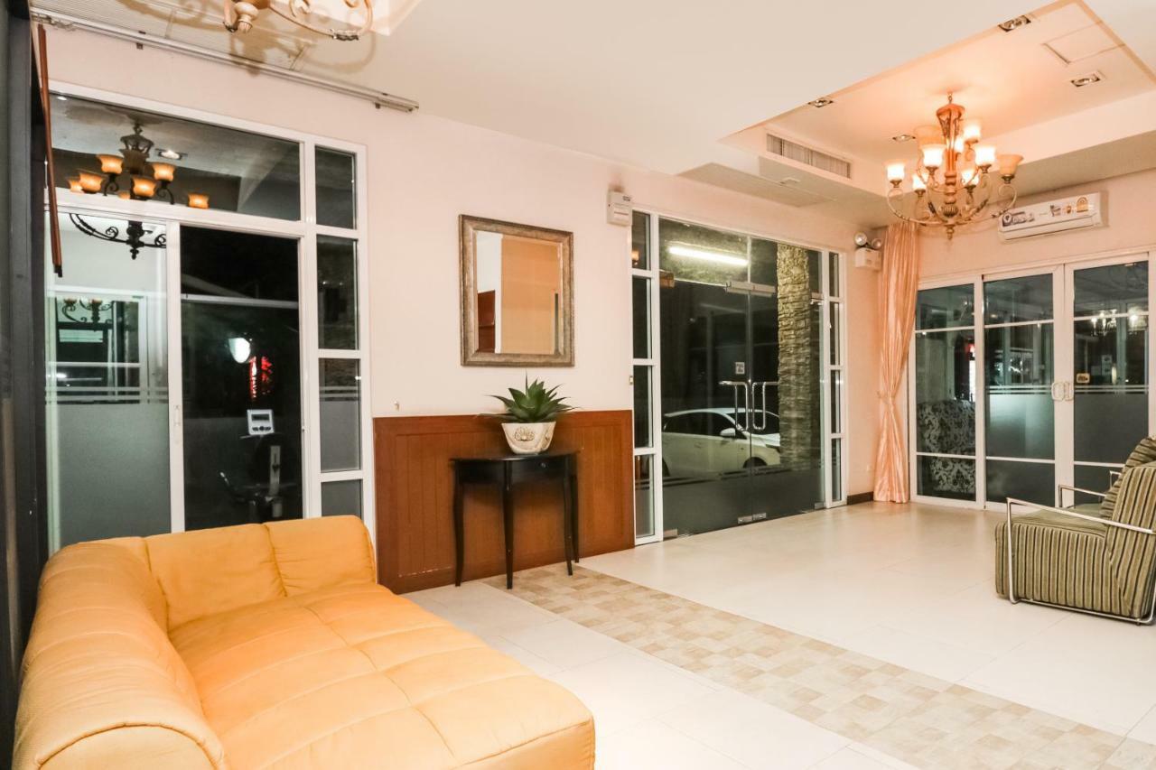 Greenview Ekkamai10 Suite Bangkok Exterior foto